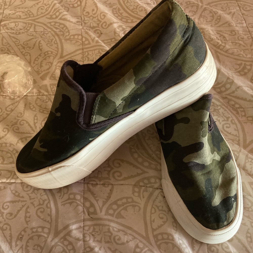 Restricted size 9 camo slip ons